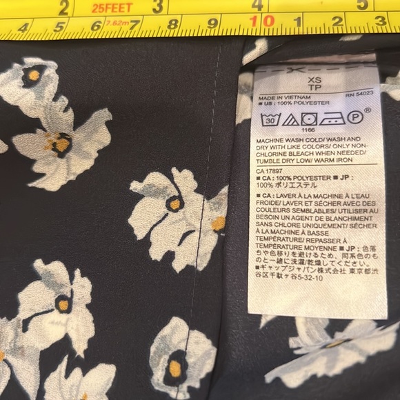 Banana Republic Navy blouse with beautiful white flowers/grey/yellow nice Flowy - Picture 12 of 12